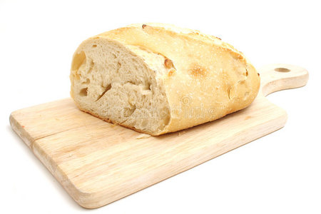 全面包放在砧板上