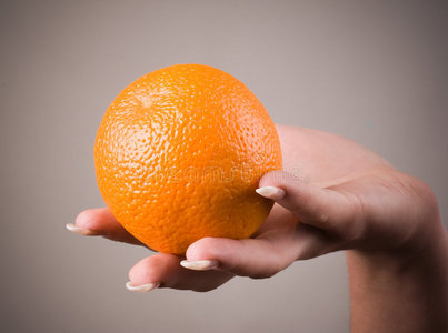 手上的橘子图片