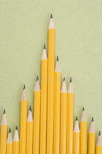 铅笔排成不均匀的一排。