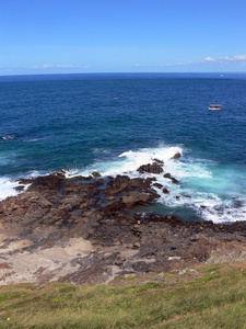 岩石海岸的波浪破碎