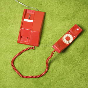 电话在地板上。