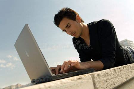 年轻人用笔记本电脑工作