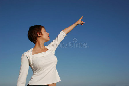 的手藏传佛教经幡 (lungta) 与"嗡嘛呢叭咪吽宝宝双手的手指佛像希腊