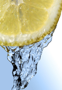 山羊肉炖肉,就像黑色的切割板上的切肉三瓶汽水柠檬橙苏打水水壶里的