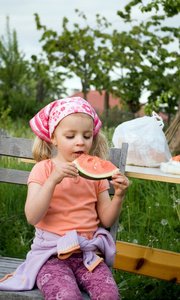 吃西瓜的可爱女孩图片