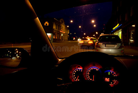 挡风玻璃外的夜景图片