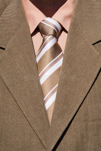 棕色领带和棕色西装