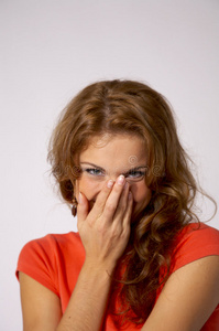 害羞的美丽的大眼睛害羞的脸上有雀斑女人的脸戴红色假发的害羞女孩.