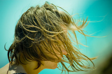 湿头发的女孩图片