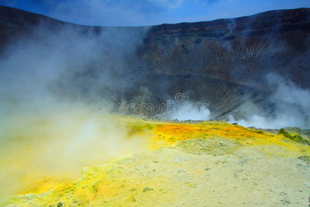 火山上的黄色硫磺