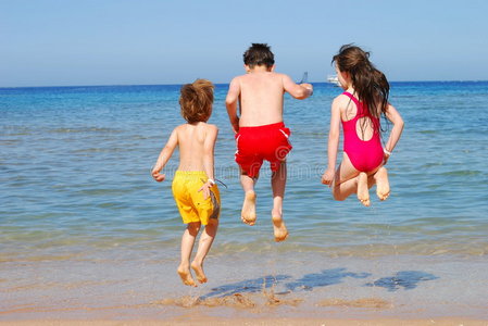 孩子们在海滩上跳