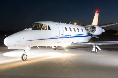 台阶与 jet 引擎上一架私人飞机-庞巴迪商务女士和私人飞机豪华私人