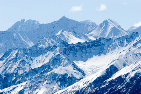 白雪覆盖的阿拉斯加山峰图片