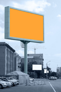街道上的橙色广告牌