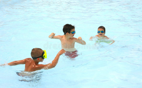孩子们在游泳池里玩