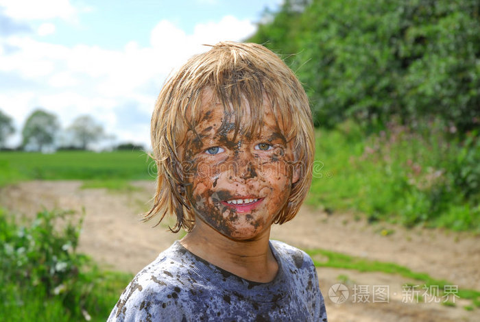 男孩泥面3可爱的女孩夏天的乐趣夏天公园里可爱的小女孩夏天草地上