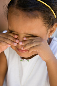 小女孩揉眼睛照片