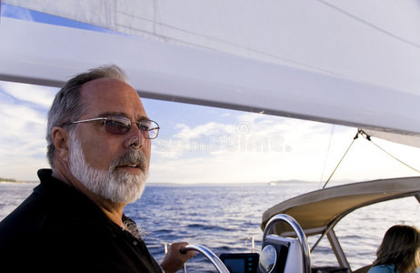 掌舵的船长照片