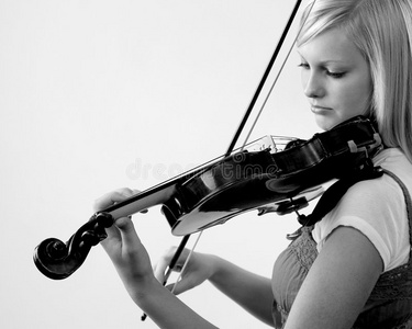 女孩拉大提琴图片