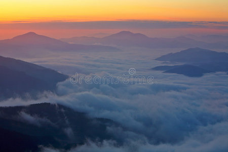 雾上的群山