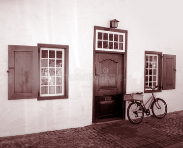 旧自行车和旧建筑