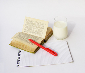 字典和一杯牛奶图片