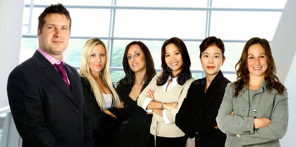 男性领导多元化的女性团队图片