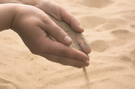 沙子手手撒沙子照片