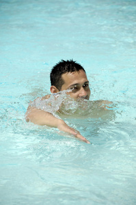 男子游泳