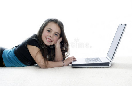 在笔记本电脑上工作的年轻女孩