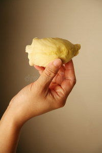 手拿榴莲照片