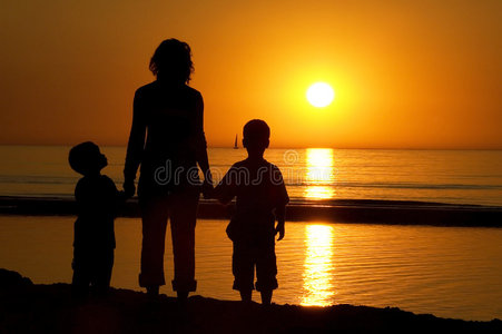 一家人站在海滩上图片