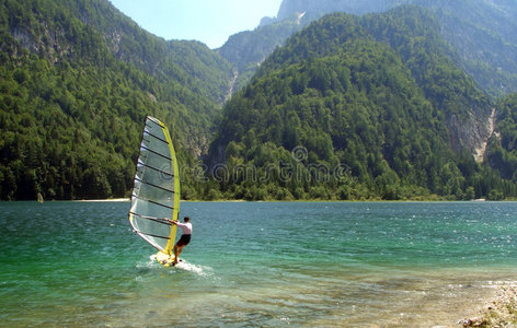 山湖风帆图片