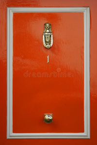 带门环的红色门
