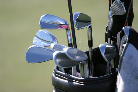 高尔夫球袋和球杆照片
