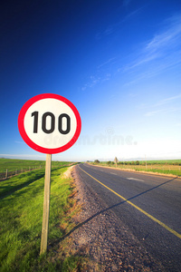 红圈, 大细节特写路标限速100白色的正方形路标, 表示进入限速为每