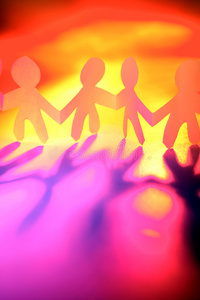 牵手企业团队在绿色墙前牵手的裁剪视图多种族人们手牵手纸人牵手医生