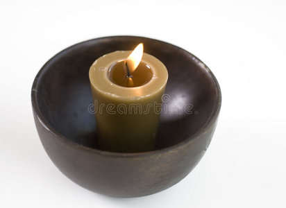 碗里的棕色香烛
