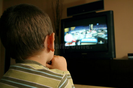 背着看电视图片