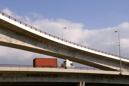 公路高架桥货车图片