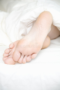 熟睡的女人的脚
