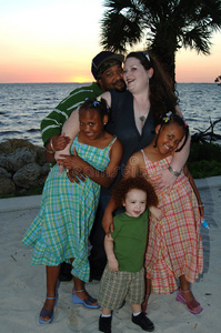 海滩日落的幸福家庭