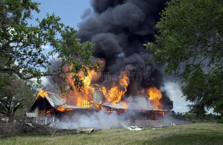 着火的房子里,火灾保险着火的房子晚上房子的圣诞内部.