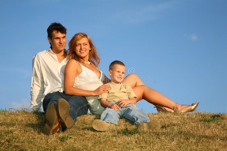 一家人坐在草地上