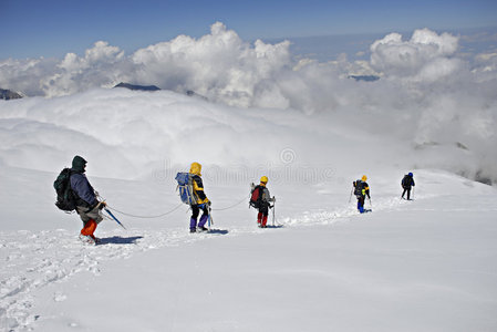 五个登山者徒步下山