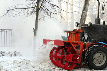 扫雪机清理道路