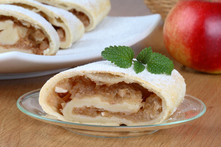 肉桂卷和德国食品-香肠, 咖喱香肠, 啤酒, 椒盐卷饼, 苹果馅饼德国