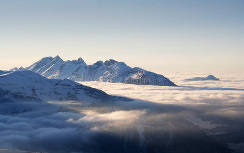 日落中的冬季阿尔卑斯山