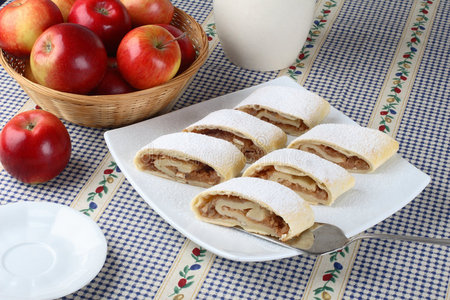 德国食品-香肠,咖喱香肠,啤酒,椒盐卷饼,苹果丝美味健康的水果卷 ups