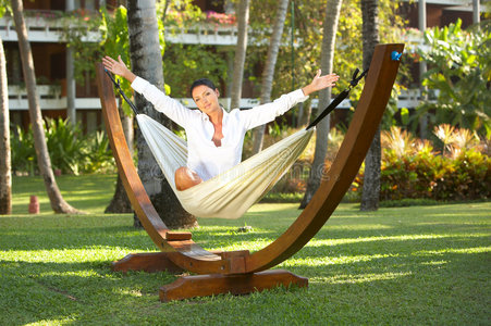 吊床上的女人照片